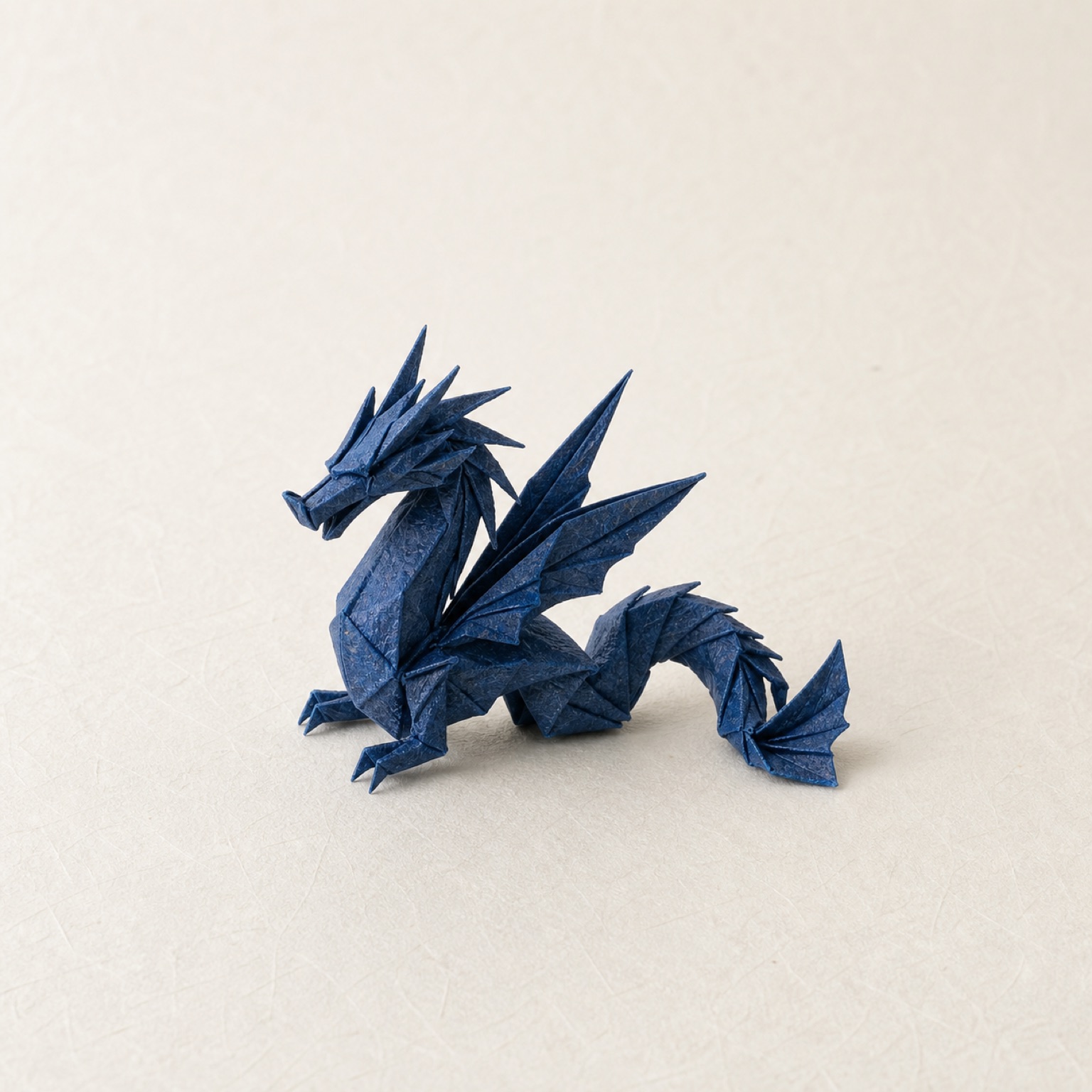 藍色の和紙で折られた複雑な折り紙作品