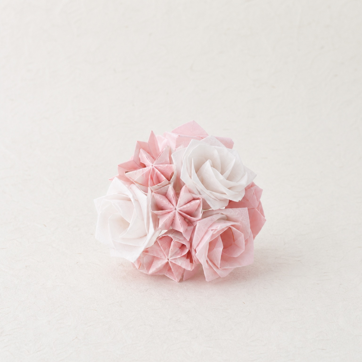 淡い桜色の折り紙の花のアレンジメント